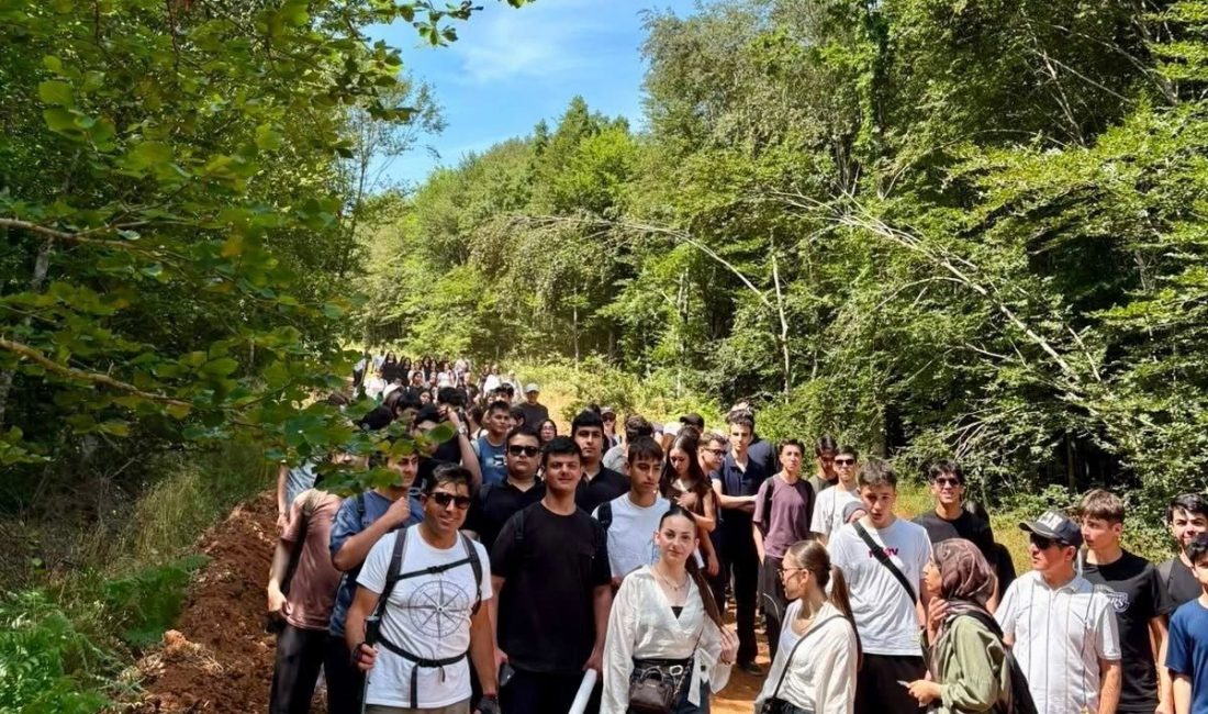 Körfez’de gençler doğa yürüyüşünde buluştu Körfez’de gençlere doğa sevgisini aşılamak ve sağlıklı yaşamı desteklemek amacıyla