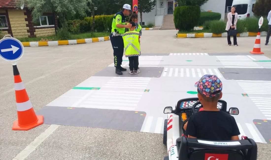 Bilecik’te koruma altındaki çocuklar jandarma teşkilatına anlamlı bir ziyaret gerçekleştirdi.
