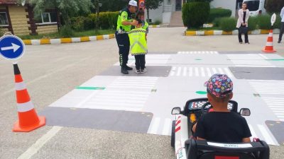 Bilecik’te koruma altındaki çocuklar jandarma teşkilatına anlamlı bir ziyaret gerçekleştirdi.