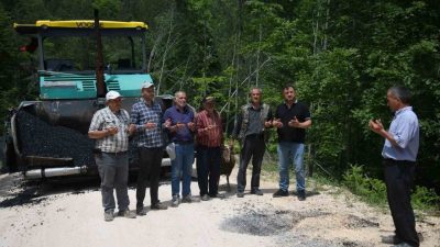 Kastamonu’nun Azdavay ilçesinde, köylerinin yolu asfaltlanan vatandaşlar şükür kurbanı kesti.