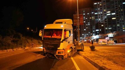 Kastamonu’da lastiği patlayan maden yüklü tırın önce su kanalına ardından