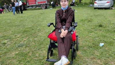 Bolu’nun Mudurnu ilçesinde lösemi teşhisi konulan 15 yaşındaki Azra Soykan,