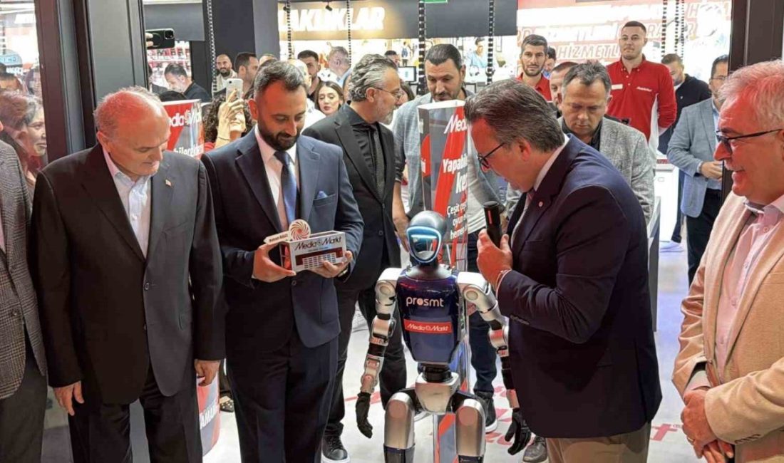 Mağazasının anahtarını “G1” robotu teslim etti MediaMarkt Türkiye, bin 575 metrekarelik satış alanına sahip 104. mağazasını