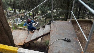 Kocaeli’de mezarlık ve şehitliklerde erişimi kolaylaştırmak için merdiven imalatı ve