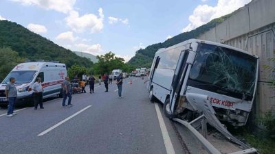 Bilecik’te seyir halindeki midibüs, aynı istikamette seyir halindeki tıra arkadan