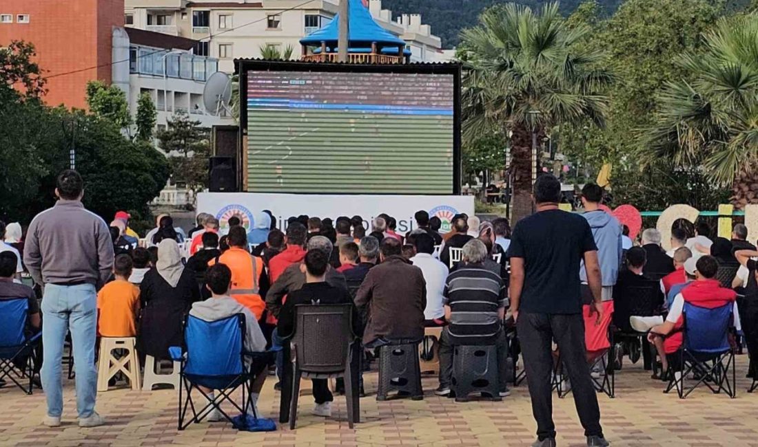 Kastamonu’nun Cide ilçesinde vatandaşlar, A Milli Futbol Takımı’nın 2026 Dünya