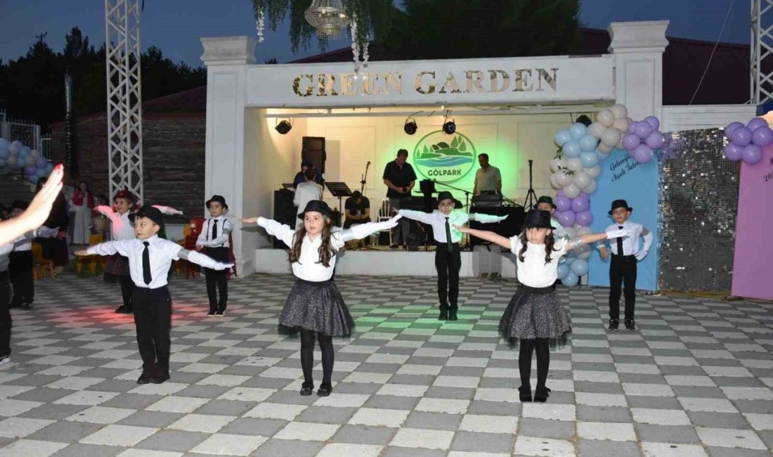 Bilecik’te minik öğrencilerin mezuniyet gününde sergiledikleri muhteşem gösteriler ayakta alkışlandı.