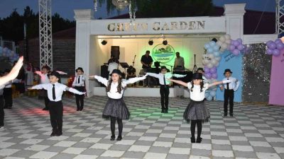 Bilecik’te minik öğrencilerin mezuniyet gününde sergiledikleri muhteşem gösteriler ayakta alkışlandı.