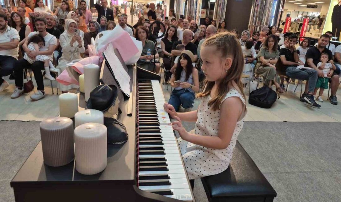 Düzce’de müzik atölyesinde piyano ve gitar eğitimi alan miniklerin konseri,