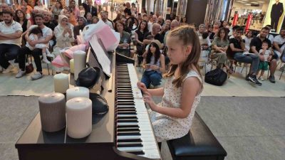 Düzce’de müzik atölyesinde piyano ve gitar eğitimi alan miniklerin konseri,