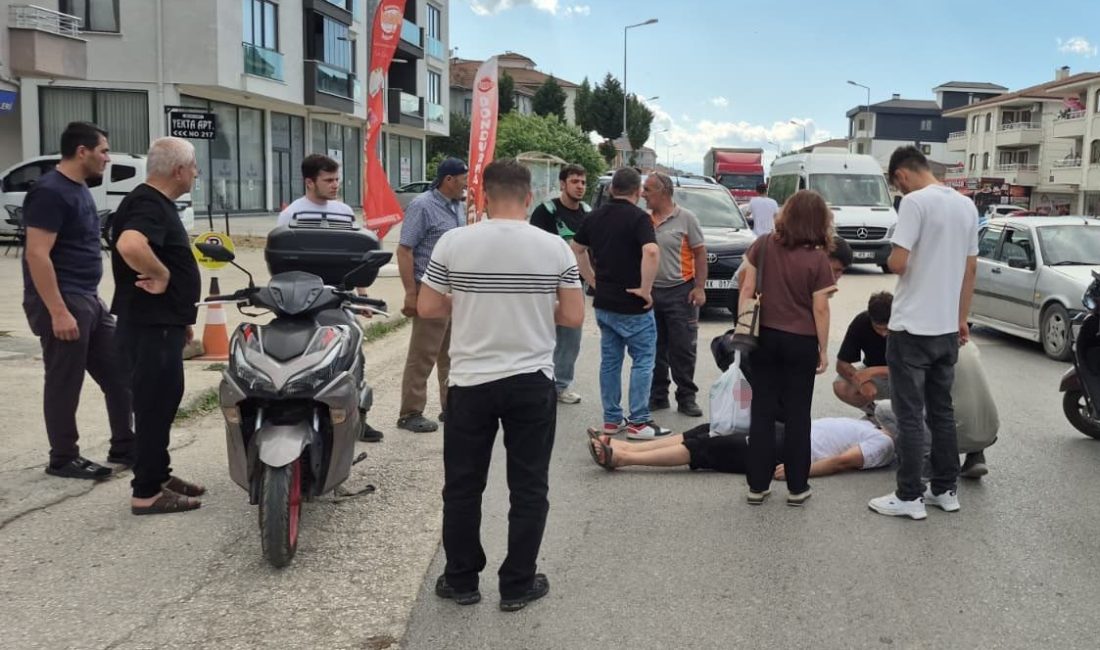 DÜZCE (İHA) – Düzce’nin İstanbul Caddesi’nde motosiklet sürücüsü, otomobile çarpmamak
