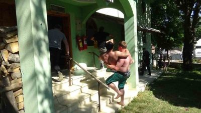 Bolu’da düzenlenen geleneksel Hacet Bayramı etkinliklerindeki karakucak güreşlerinde bacağına kramp