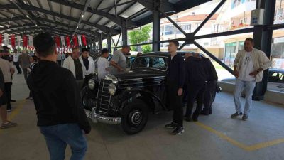 Düzce’de nostalji otomobil tutkunları, belediyenin katkılarıyla düzenlenen organizasyonda bir araya