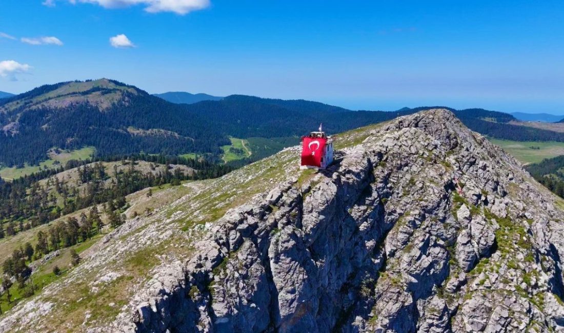Kastamonu’da off-road tutkunları, 1850 rakımlı Koru Yaylası’ndaki yangın gözetleme kulesine