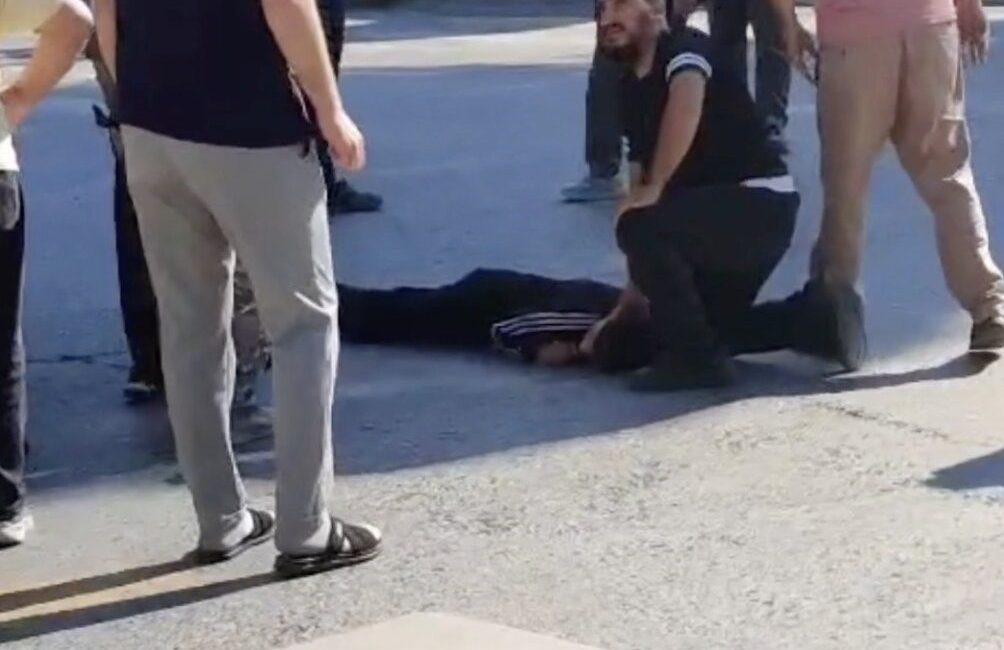 Sakarya’nın Adapazarı ilçesinde okul servisi, scooter kullanan çocuğa çarparak zincirleme