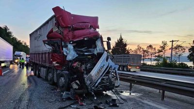 Anadolu Otoyolu Sakarya geçişinde önündeki kamyona çarpması neticesinde hurdaya dönen