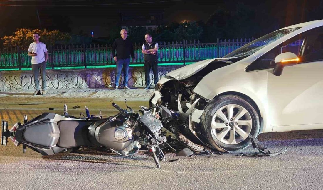 Sakarya’nın Akyazı ilçesinde otomobil ile motosikletin kafa kafaya çarpışması sonucu