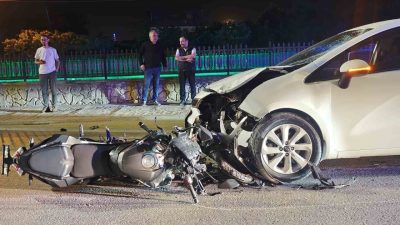Sakarya’nın Akyazı ilçesinde otomobil ile motosikletin kafa kafaya çarpışması sonucu