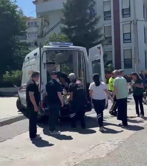 Düzce’nin Akçakoca ilçesinde otomobil ile motosikletin karıştığı kazada motosiklet sürücüsü
