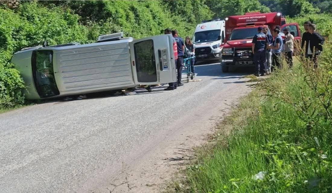 Sakarya’nın Kocaali ilçesinde sürücüsünün direksiyon hakimiyetini kaybetmesi sonucu yol kenarındaki