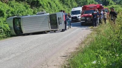 Sakarya’nın Kocaali ilçesinde sürücüsünün direksiyon hakimiyetini kaybetmesi sonucu yol kenarındaki