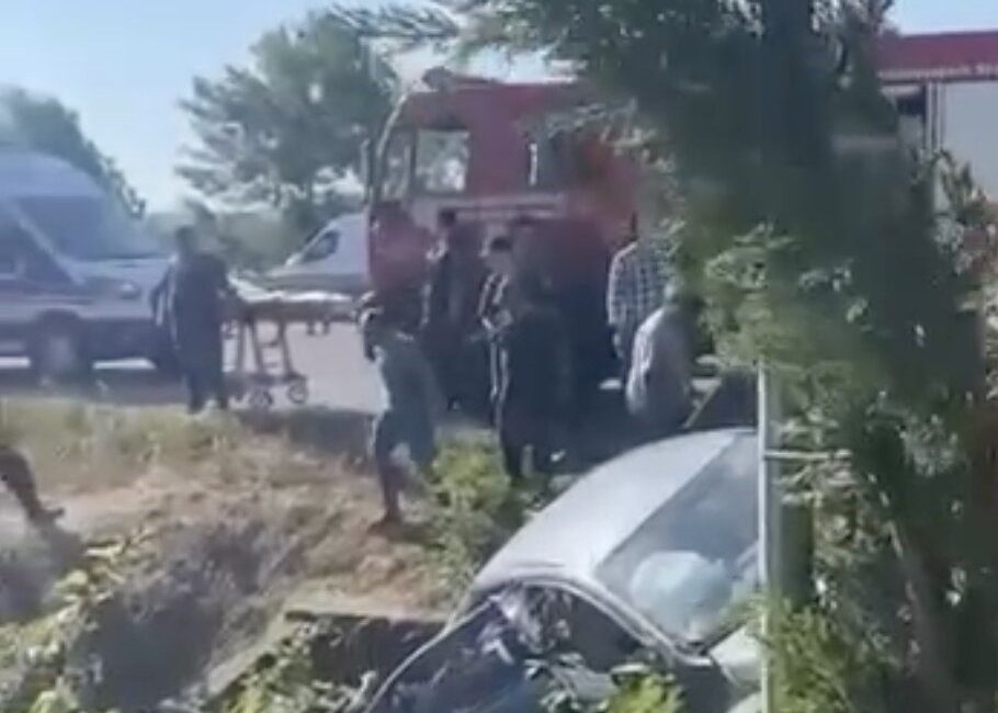 Sakarya’da kontrolden çıkarak menfeze düşen otomobilde anne ile kızı hayatını