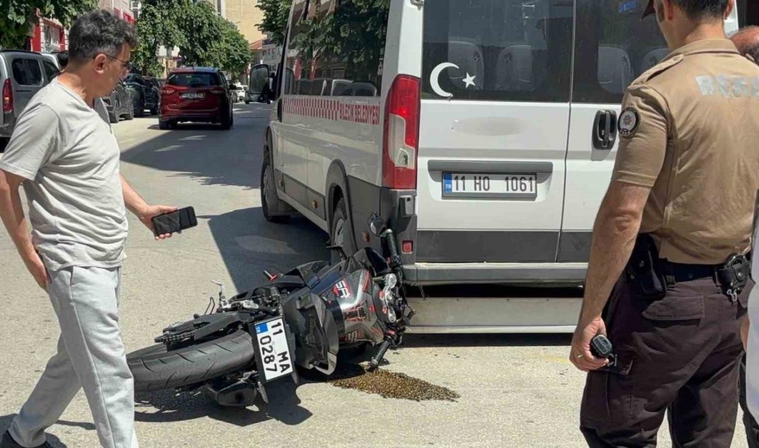 Otomobille çarpışan motosikletli az kalsın minibüsün altında kalıyordu Bilecik’te otomobille çarpıştıktan sonra kontrolden çıkan motosikletin sürücüsü az kalsın