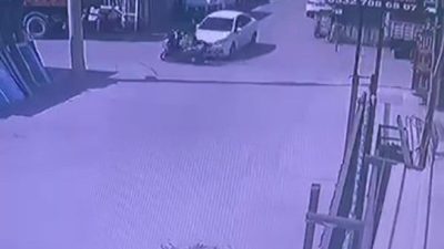 Kocaeli’nin İzmit ilçesinde otomobille çarpışan motosikletli sürücü yaralandı. Kaza anı