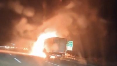 TEM Otoyolu Bolu geçişinde seyir halindeyken motoru alev alan tır