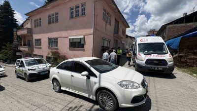 Kastamonu’nun Tosya ilçesinde oyun oynarken aniden yola atlayan çocuk otomobilin