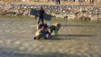 Düzce’nin Asar Deresi üzerindeki köprüde öz çekim yaparken dengesini kaybederek