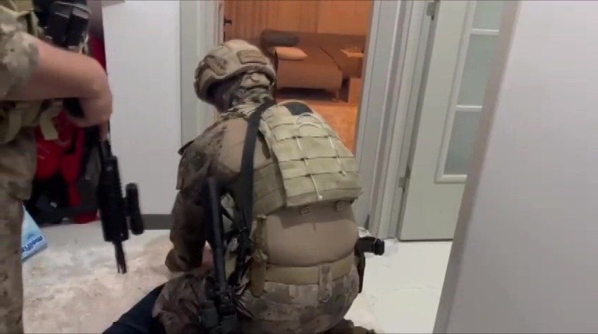 Özel harekat destekli operasyonda firarinin evine koçbaşıyla girildi Kocaeli’de hakkında çeşitli suçlardan 38 yıl kesinleşmiş hapis cezası bulunan