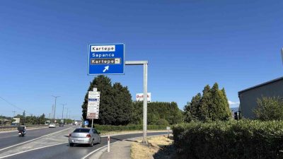 Kocaeli’nin Kartepe ilçesinde panelvanın yön tabelasına çarptığı kazada 1 kişi