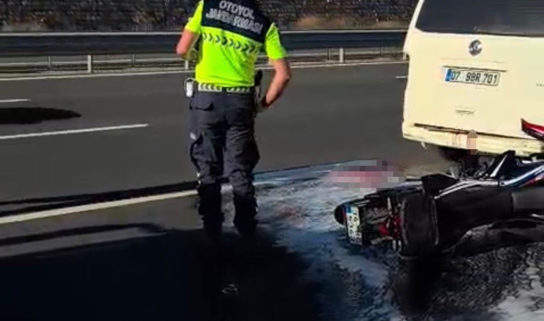 Kocaeli’nin İzmit ilçesi Kuzey Marmara Otoyolu’nda panelvana arkadan çarpan motosikletin