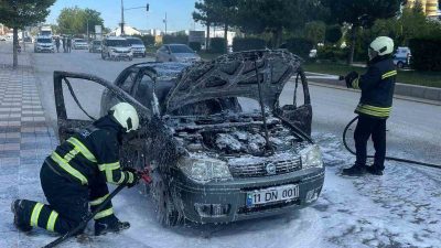 Bilecik’te park halindeki araç alev aldı. Bilecik’in Bozüyük ilçesinde park