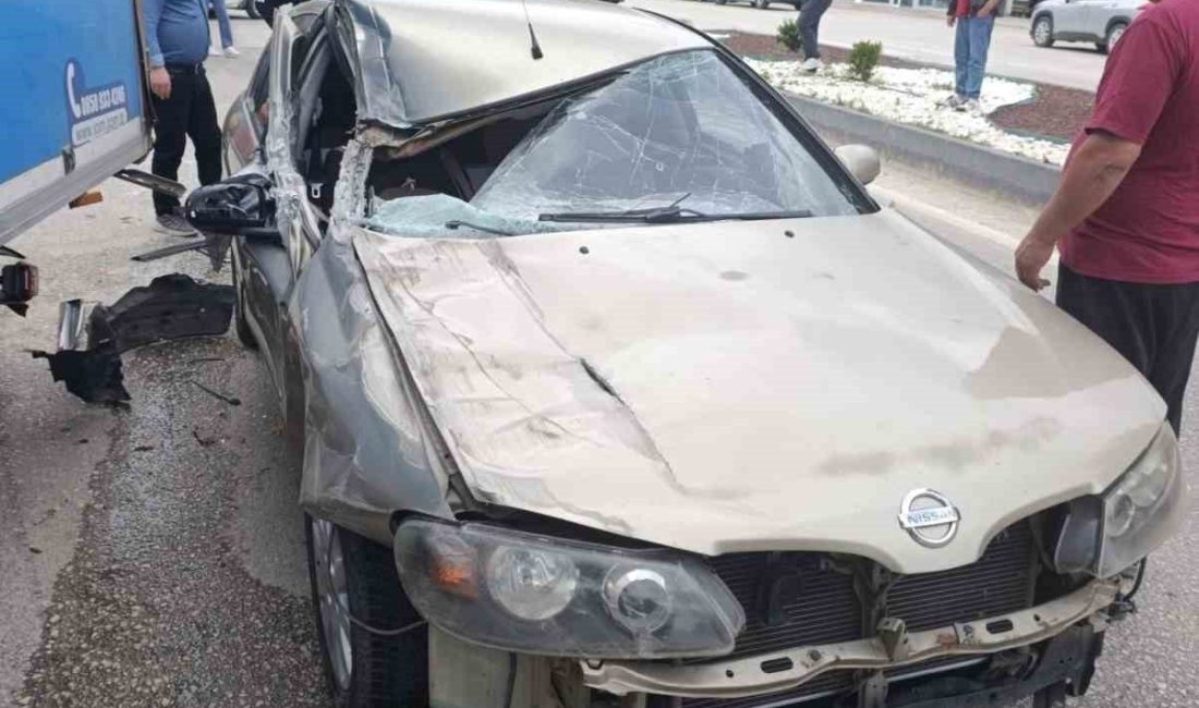 Bilecik’te seyir halindeki otomobilin park halindeki kamyonete çarpması sonucu meydana