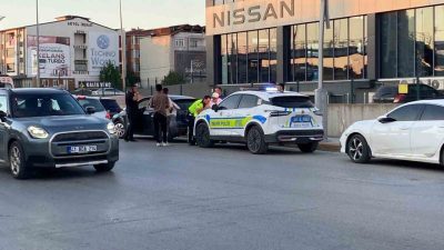 Kocaeli’nin Kartepe ilçesinde peş peşe iki ayrı araca çarpan ve