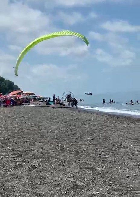 Düzce’nin Akçakoca ilçesindeki plajda kalkış yapmaya çalışan motorlu yamaç paraşütünün