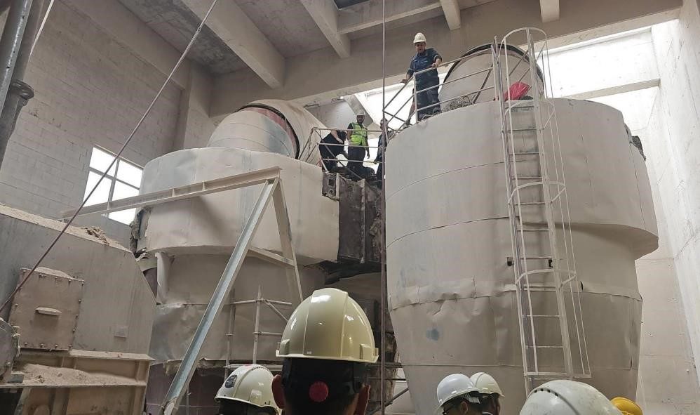 Bilecik’te çimento fabrikasında 3,5 metre yükseklikten kazana düşerek ağır yaralanan