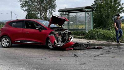 Sakarya’nın Adapazarı ilçesinde iki otomobilin kafa kafaya çarpıştığı kazada yaralanan