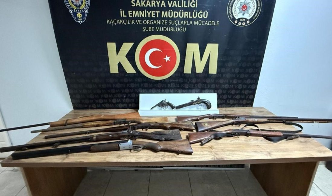 Sakarya’nın Adapazarı ilçesinde bir iş yerine düzenlenen silah kaçakçılığı operasyonunda