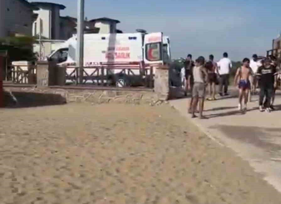 Serinlemek için girdiği denizde boğuldu, kardeşi hastaneye kaldırıldı Kocaeli’de serinlemek için denize giren 2 kardeşten biri boğuldu, diğer