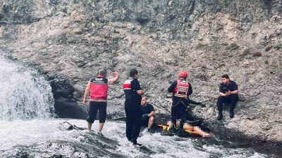 Sakarya’nın Hendek ilçesinde girdiği derede akıntıya kapılan 20 yaşındaki gencin