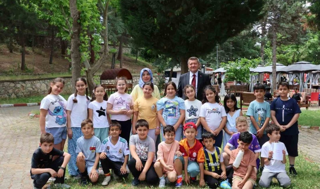 Şeyh Edebali Türbesi’nde öğrencilerden tarih yolculuğu Bilecik Şeyh Edebali Türbesi’nde öğrenciler tarih ve kültürel değerlerle buluştu.
