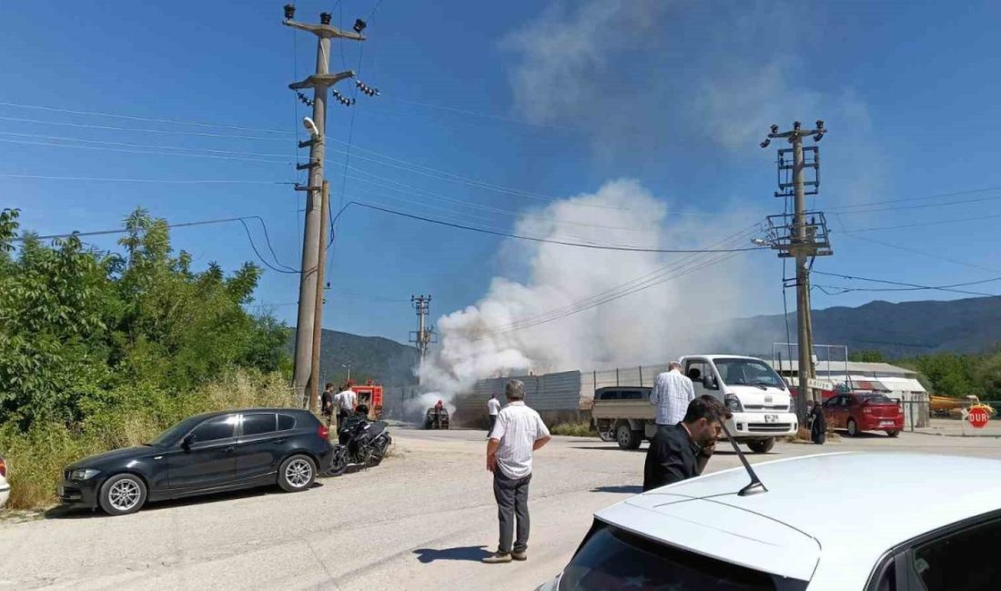 Seyir halindeki otomobil alevlere teslim oldu Sakarya’da seyir halindeyken yangının çıktığı otomobil kullanılamaz hale geldi. Arifiye