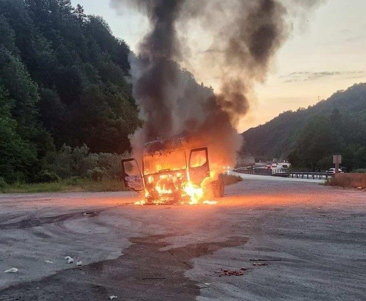 Bilecik’te seyir halinde motor kısmından bir anda alevler yükselen tır