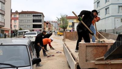 Bilecik’in Söğüt ilçesinde altyapı çalışmaları kapsamında yürütülen dolgu malzemesi serim