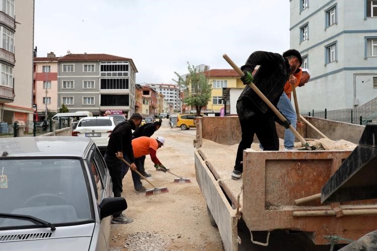 Söğüt Belediyesinden altyapı mesaisi Bilecik’in Söğüt ilçesinde altyapı çalışmaları kapsamında yürütülen dolgu malzemesi serim
