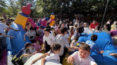 Kastamonu’nun Tosya ilçesinde karnelerini alan çocuklar düzenlenen karne şenliğinde doyasıya