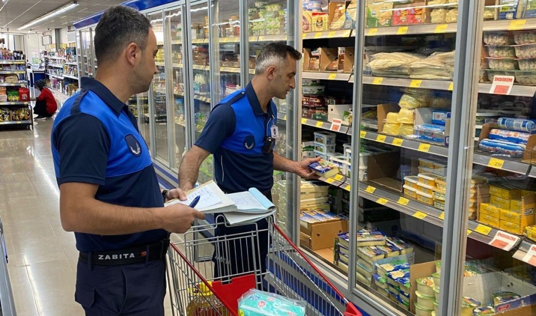 Tosya’da zabıta ekipleri maketleri denetledi Tosya Belediyesi Zabıta Müdürlüğü ekipleri tarafından marketlerde ürün fiyatları, raf